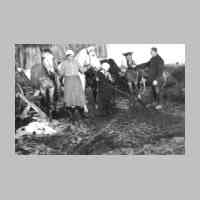 028-0046 Im Hof von Fritz Spieh. Gertrud und Bruder Fritz mit den Pferden. Das kleine Maedchen ist Hildegard Daumann..jpg